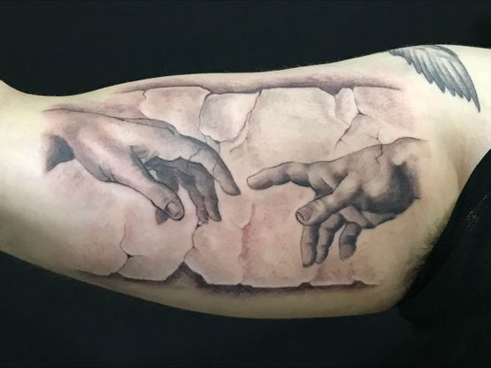 tatuaje manos realismo